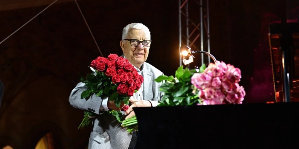 Skatītāji neskopojās ar ziediem un ovācijām Raimondam Paulam.