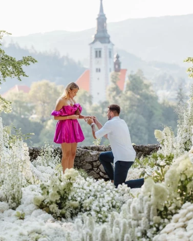 Anamarija Goltesa un Luka Dončičs iepazinās 12 gadu vecumā. Nu Luka ar romantisku rituālu lūdzis mīļoto kļūt par viņa sievu.