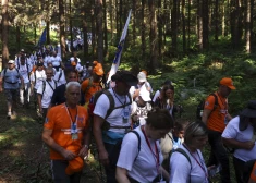 Tūkstošiem cilvēku Bosnijā piemin Srebrenicas slaktiņa upurus