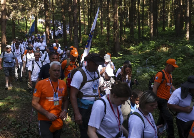 Tūkstošiem cilvēku Bosnijā piemin Srebrenicas slaktiņa upurus