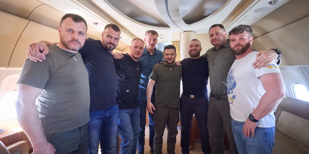 Zelenskis no Turcijas atgriezies kopā ar pieciem no Krievijas gūsta atbrīvotajiem "Azov" komandieriem