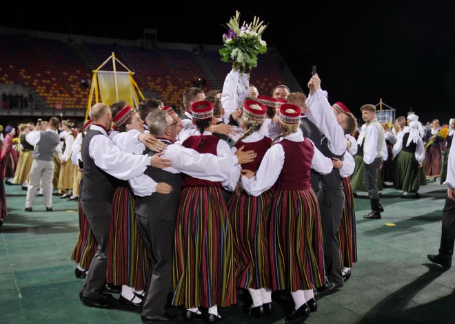Sestdien, 8. jūlijā, vairāk nekā 17 000 dejotāju izdejojuši deju lieluzvedumu "Mūžīgais dzinējs", skatītājus priecējot ar virkni "zelta fonda" deju priekšnesumu.