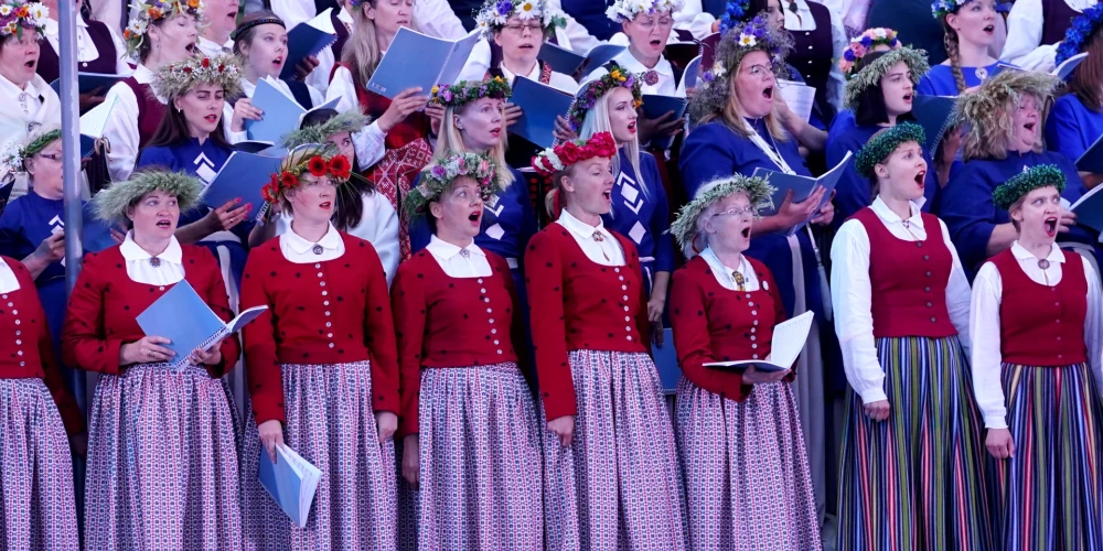 9. jūlijs, noslēdzošā svētku diena: noslēguma koncerts un sadziedāšanās Mežaparkā, Dziesminieku diena un vokālo ansambļu sadziedāšanās Rīgas centrā