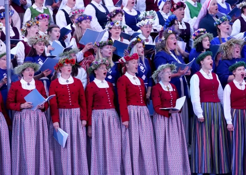 9. jūlijs, noslēdzošā svētku diena: noslēguma koncerts un sadziedāšanās Mežaparkā, Dziesminieku diena un vokālo ansambļu sadziedāšanās Rīgas centrā