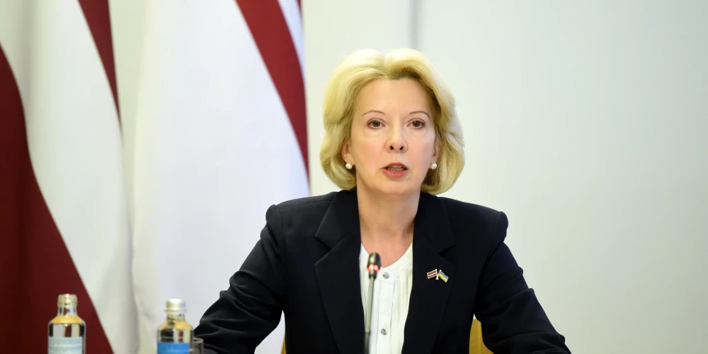 Министр обороны Инара Мурниеце 