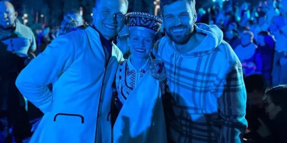 Латвийский шоумен бесплатно проведет свадьбу пары, обручившейся во время концерта Праздника песни