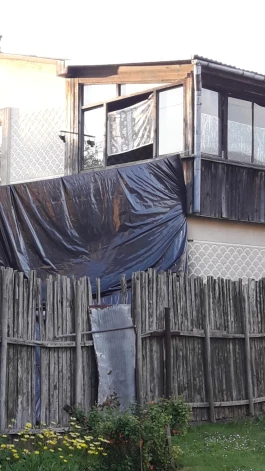 По мнению окружающих, такой "забор" выглядит совсем неэстетично. (Фото: очевидица)