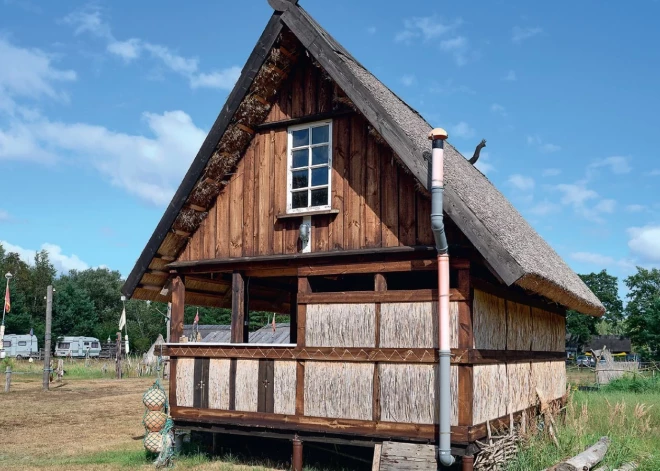 Dienvidkurzemē, Ķoņu ciemā, jūras vējiem un laika zobam spītējot, gādīgu roku aprūpēta, jau trešo gadsimtu piedzīvo "Mikjāņu" sēta.