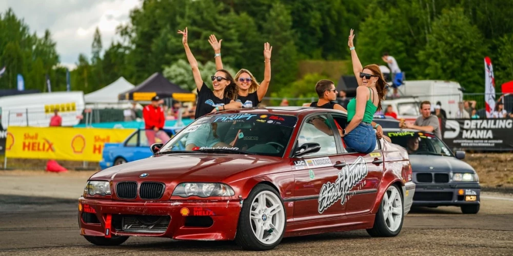 Drifta apmeklētājas līksmo.