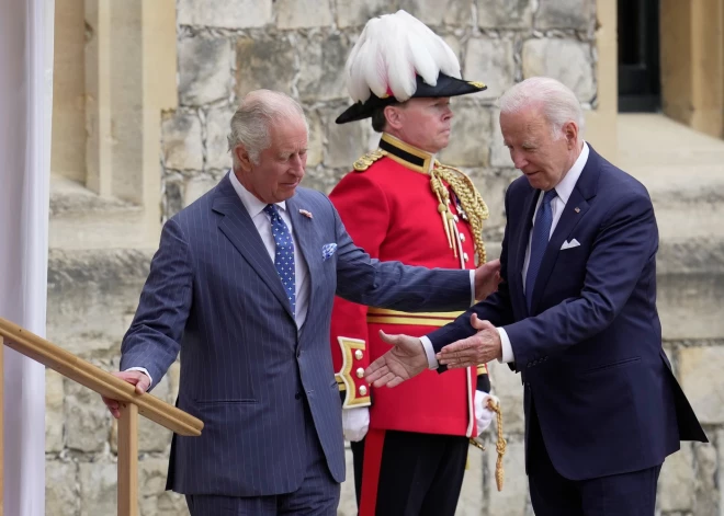 Monarhs atbildējis ar līdzīgu žestu.