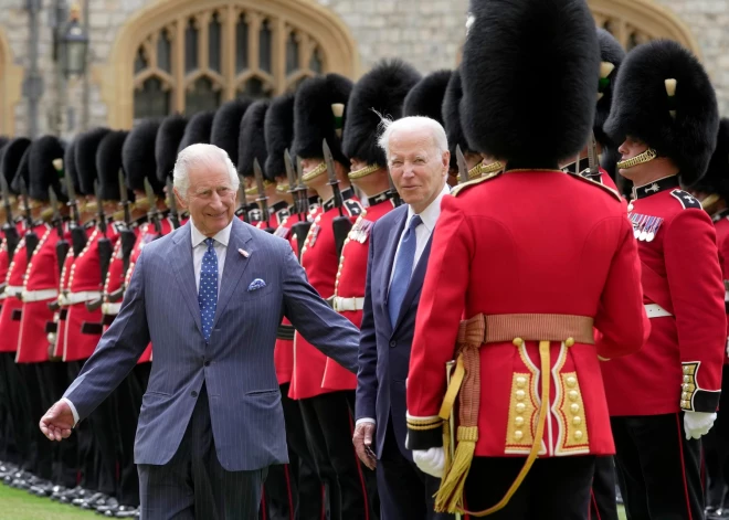 ASV prezidents Baidens pārkāpj protokolu; karalis Čārlzs III zaudē pacietību un nostrostē Vindzoras pils apsargu