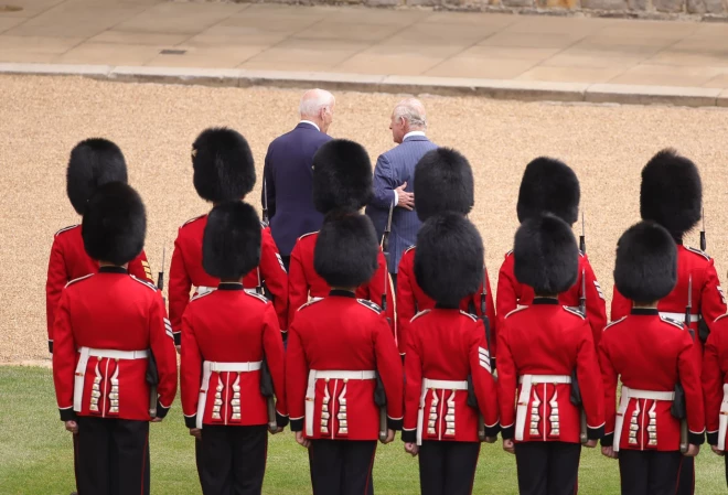 Pēc draudzīgās sasveicināšanās prezidents uzlika roku uz karaļa muguras, kad vēroja Vindzoras pils gvardus