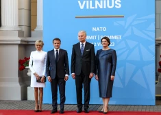 70-летняя Брижит Макрон пришла на ужин во время саммита НАТО в платье от Louis Vuitton