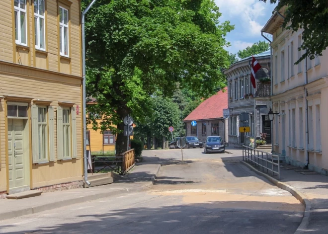 Limbažniekus "tracina" elektrības kabeļi, kuri aizkavē Parka ielas remontu