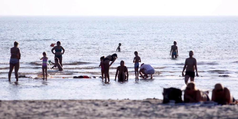 Предупреждение о запрете купаться в Юрмале – только на латышском: иностранцы бросаются в море, не зная об опасности