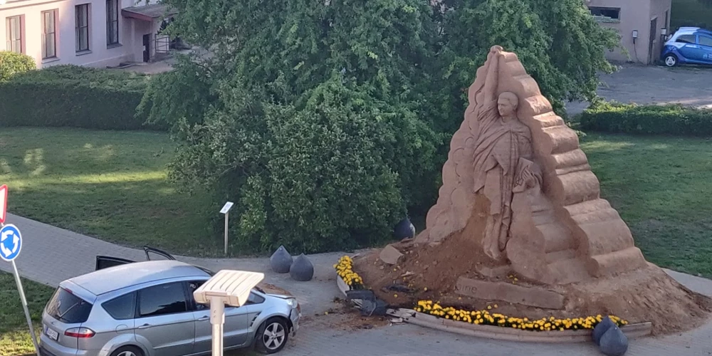 Нижняя часть скульптуры повреждена, у машины оторван передний бампер. (Фото: Facebook.com / Tõrva Teataja)