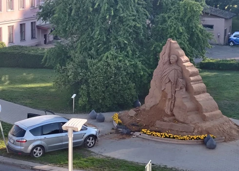 Нижняя часть скульптуры повреждена, у машины оторван передний бампер. (Фото: Facebook.com / Tõrva Teataja)