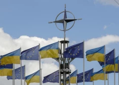 Ukrainas un Eiropas Savienības karogi un NATO emblēma.