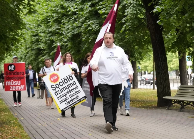 Partijas "Suverēnā vara" rīkotais pikets pie Ministru kabineta pret Stambulas konvencijas ratifikāciju.