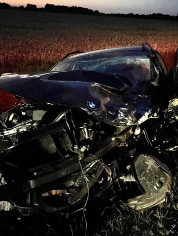 Попавший в аварию BMW.