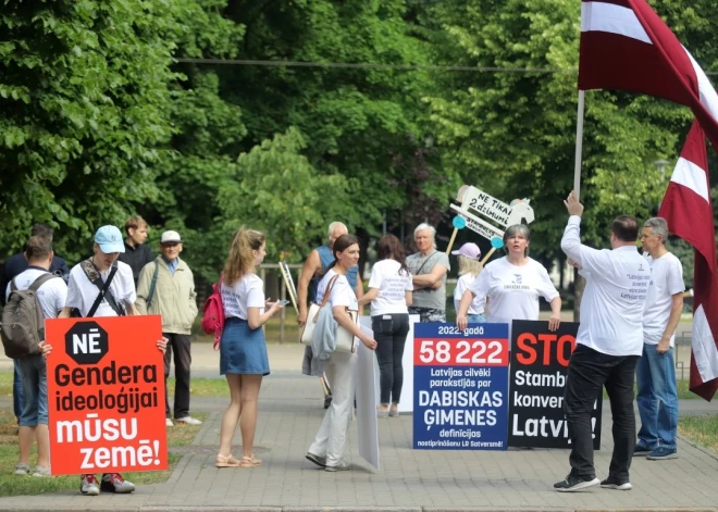 Ceturtdienas rītā iepretim Ministru kabineta ēkai aptuveni 15 cilvēki sapulcējušies partijas "Suverēnā vara" rīkotajā piketā pret Latvijas pievienošanos tā dēvētajai Stambulas konvencijai. Piketētāju vidū ir arī politiķi Jūlija un Vjačeslavs Stepaņenko. Atnākušie paņēmuši līdzi Latvijas karogu un plakātus, kas aicina glābt bērnus un apturēt LGBTQ+ ideoloģiju, kā arī atgādina, ka pērn Latvijā vairāk nekā 58 000 iedzīvotāju parakstījās "par dabiskas ģimenes definīcijas nostiprināšanu LR Satversmē".