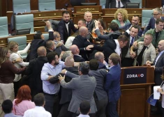 VIDEO: Kosovas parlamentā izceļas masu kautiņš