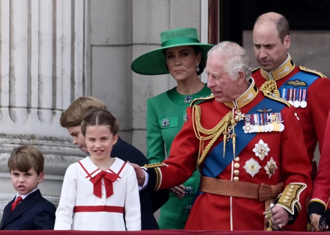 Prince Louis, Princess Charlotte, Prince George, Catherine Princess of Wales, Charles III and Prince William on the balcony of Buckingham Palace