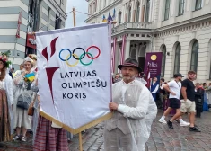 Olimpiskais čempions Jānis Ķipurs atkal karognesēja godā - šoreiz Dziesmu svētkos