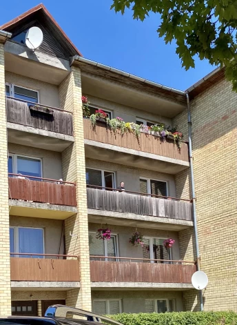 Vides žurnālistei Anitrai Toomai iziet uz sava dzīvokļa “ziedošā” balkona liedz iziet apakšstāva kaimiņš, kur apkārtni piedūmo ar smirdīgiem dūmiem.