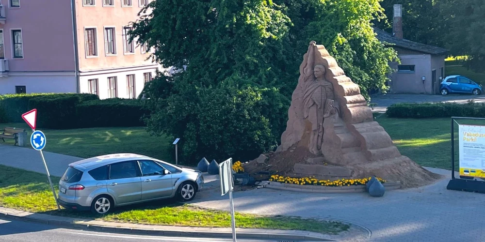 Igaunijas policija aiztur vīrieti, kurš ar auto ietriecās Zelenska smilšu skulptūrā