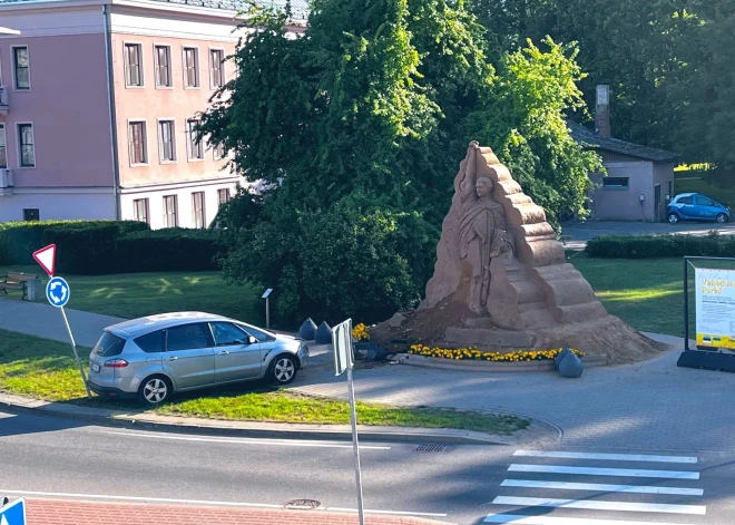 Igaunijas policija aiztur vīrieti, kurš ar auto ietriecās Zelenska smilšu skulptūrā