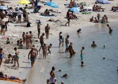 epa10743368 People enjoy the sun on a beach in Antibes, southern France, 13 July 2023. Temperatures reached up to 31 Celcius degrees in Antibes, as much of southern Europe is currently experiencing a heatwave.  EPA/SEBASTIEN NOGIER