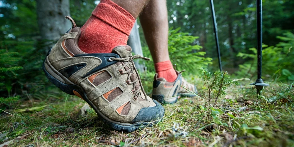 Удобная для долгой ходьбы и подходящая для погоды обувь — первое и главное условие, чтобы избежать мозолей.