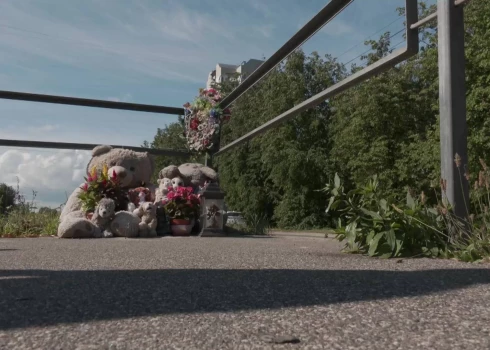 "Скорбеть надо на кладбище!": прохожих смущает место гибели девочки, насмерть сбитой в Плявниеки