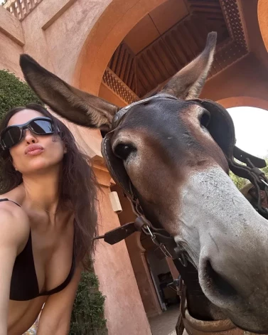 Ирина Шейк сделала селфи с местным ослом. (Фото: instagram.com / irinashayk)