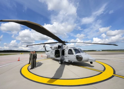 "Black Hawk" helikopters starptautiskās lidostas "Rīga" jaunatklātajā heliportā (helikoptera nosēšanās laukumā).