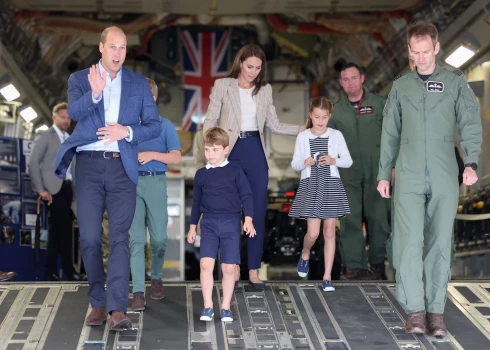 Принцесса Шарлотта и принц Луи появились на публике в одинаковой обуви