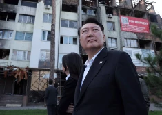 Dienvidkorejas prezidents ieradies negaidītā vizītē Ukrainā, kur aplūkojis okupantu pastrādātās zvērības
