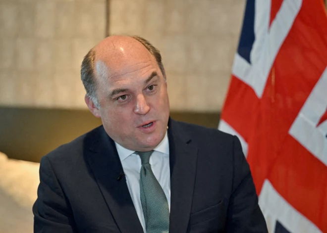 Volless apstiprina nodomu atstāt Lielbritānijas aizsardzības ministra amatu