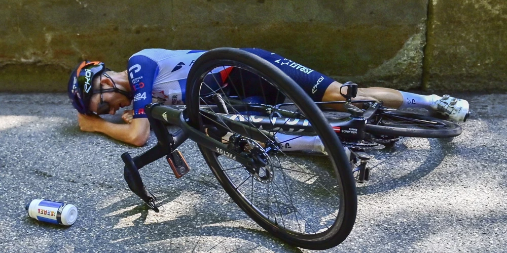 Neilands pēc kritiena atrāvienā "Tour de France" posmā finišē 35. vietā