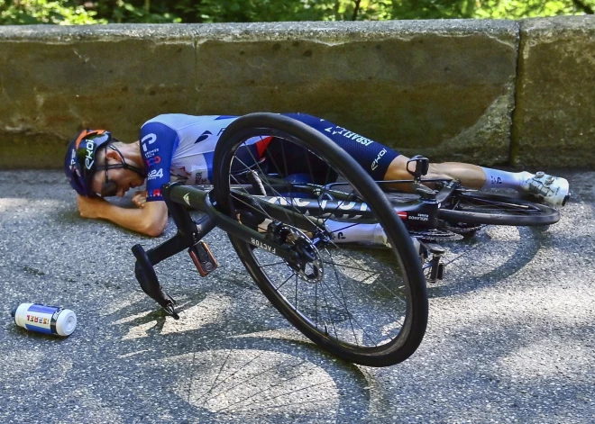 Neilands pēc kritiena atrāvienā "Tour de France" posmā finišē 35. vietā