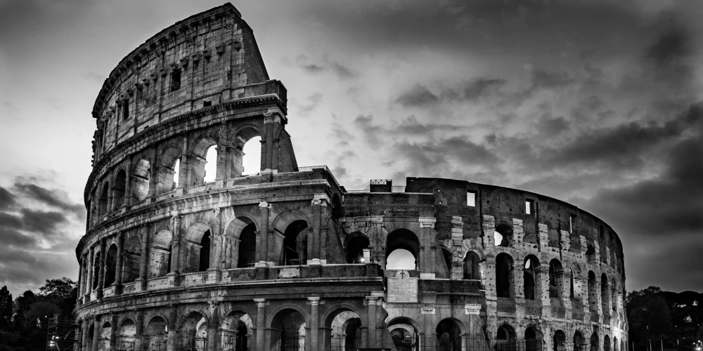 Тюрьма не пугает: в Италии снова повредили Колизей