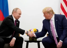 Krievijas prezidents Vladimirs Putins un bijušais ASV prezidents Donalds Tramps G20 valstu līderu samitā Osakā, Japānā, 2019. gada 28. jūnijā.