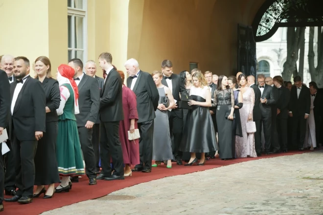 Приглашенные на инаугурацию прибывали вовремя, поэтому образовалась большая очередь.  