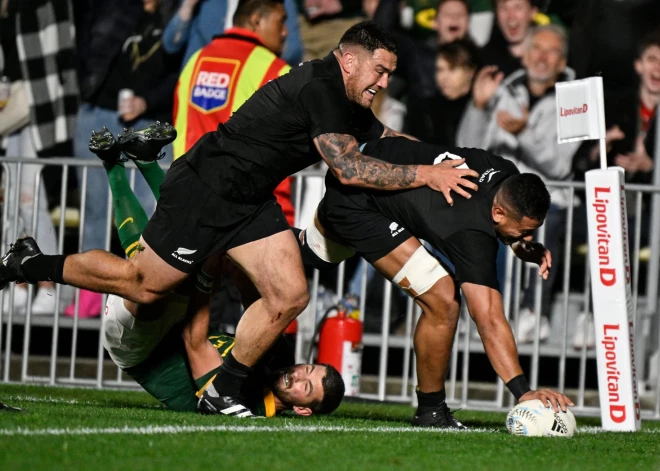 Regbija milžu cīņā "All Blacks" sakauj pasaules čempioni DĀR