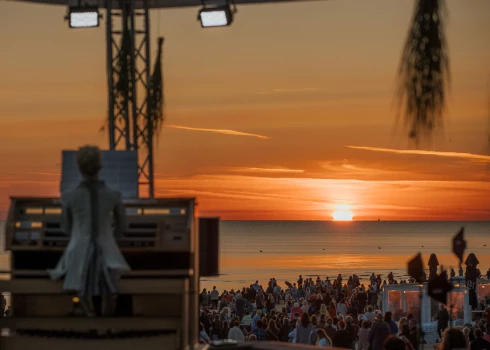 FOTO: nakts koncerts, saullēkta koncerts un Šimkus koncerts - Dzintaros sākas "Jūrmalas festivāls"