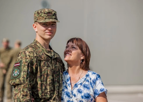 FOTO: mammas un tēti apciemo jaunos karavīrus un ir patīkami pārsteigti
