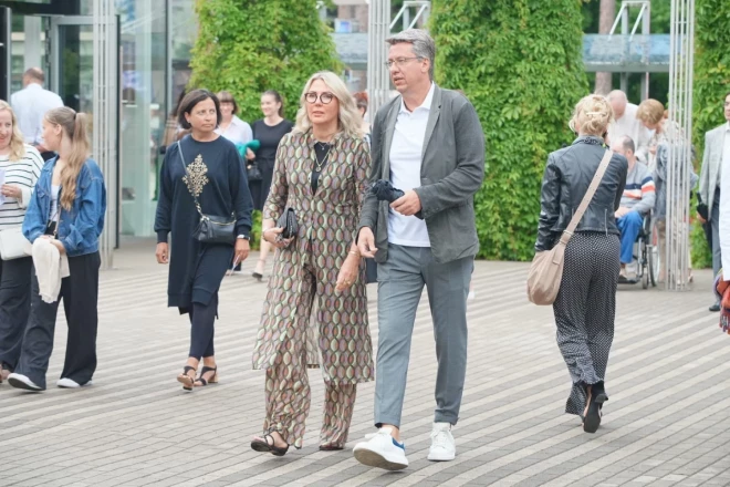 Тренер сборной Латвии по хоккею Харийс Витолиньш с супругой.