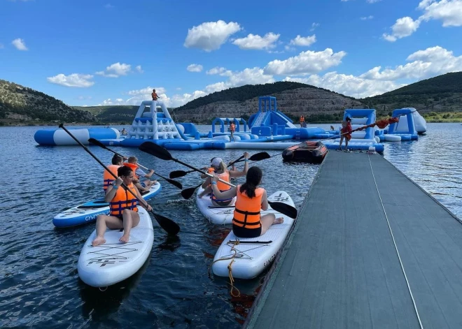 5-летний мальчик утонул в аквапарке, когда прыгал на водных батутах