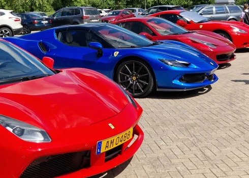 Eksotiskas "Ferrari" automašīnas apceļo ievērības cienīgas vietas Latvijā